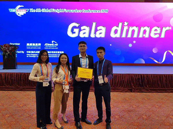 出席第九届全球物流企业发展峰会&荣获2017年度全球十佳顶级物流企业奖 出席第九届全球物流企业发展峰会&荣获2017年度全球十佳顶级物流企业奖